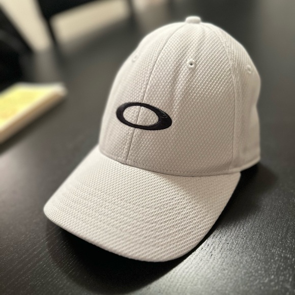 Oakley Hat - Picture 1 of 2